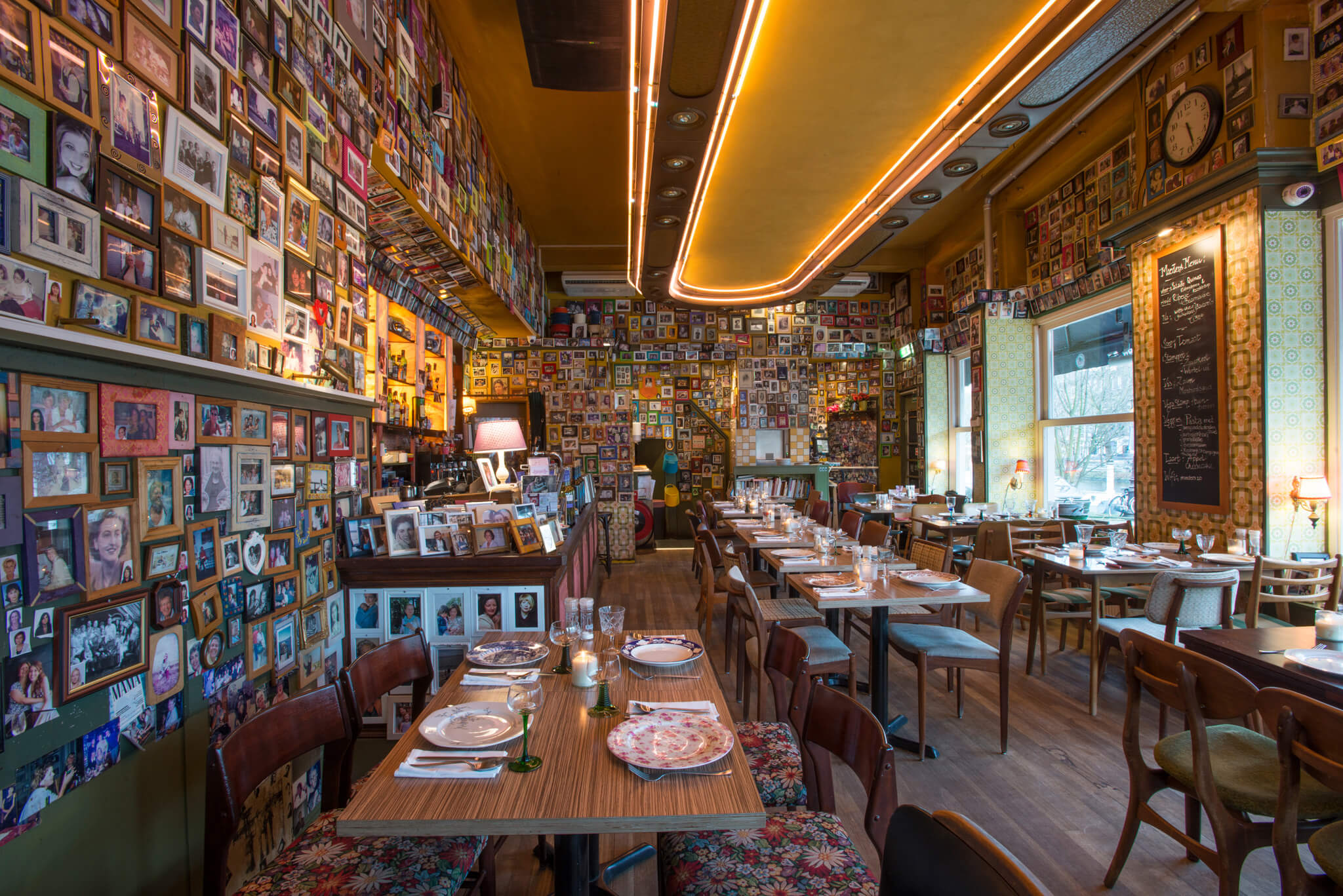 آشنایی با آمستردام-نمایی از Moeders Restaurant آمستردام-گردشگران شیراز