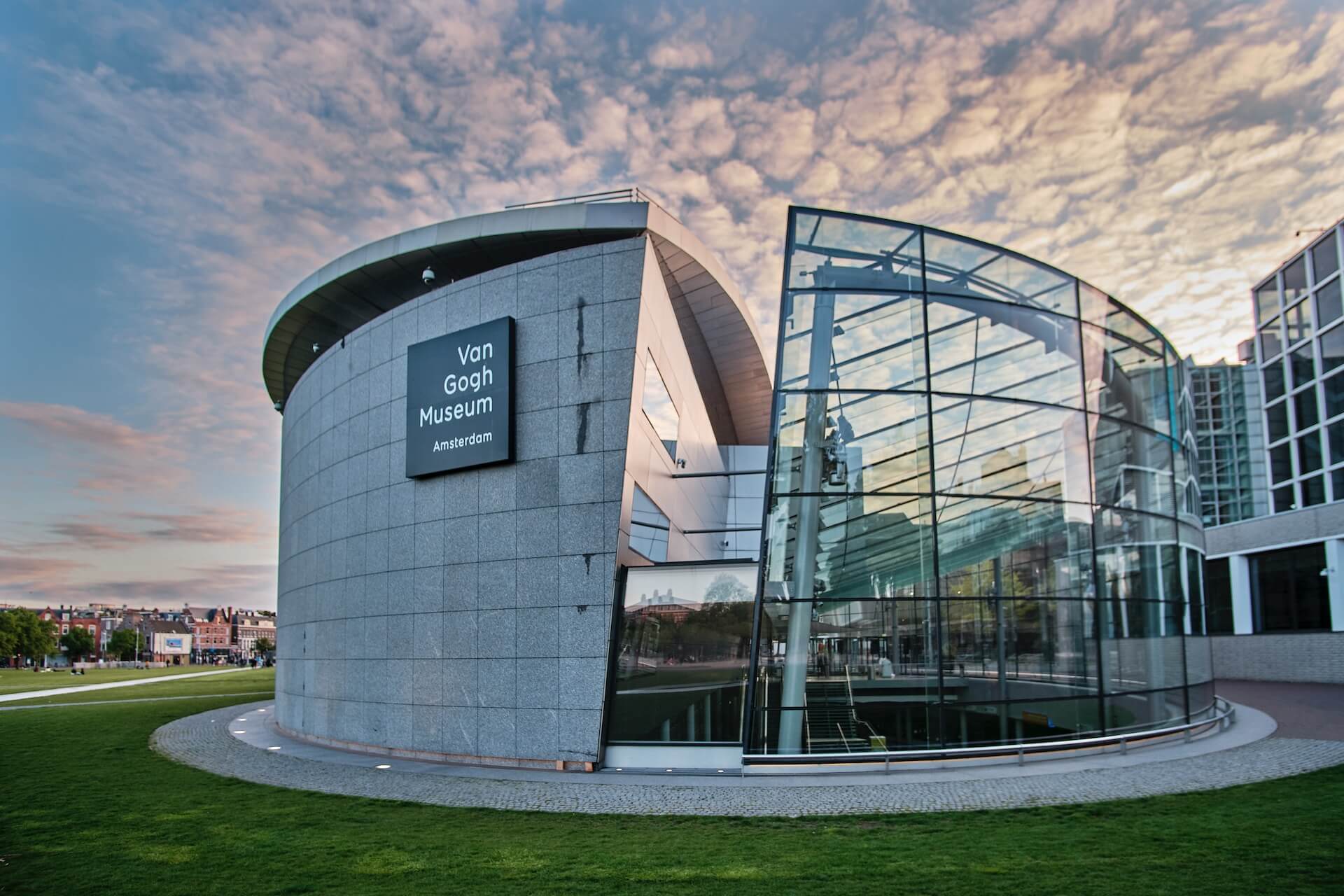 آشنایی با آمستردام-نمایی از The Van Gogh Museum آمستردام-گردشگران شیراز
