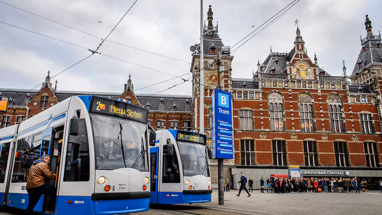 آشنایی با آمستردام-نمایی از حمل و نقل در آمستردام-گردشگران شیراز