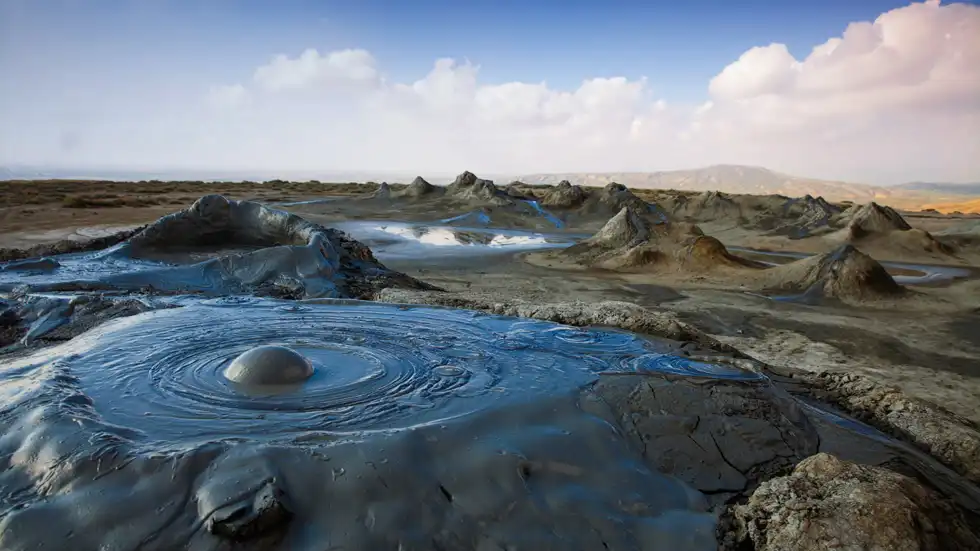 جاذبه های خطرناک دنیا-نمایی از  Mud volcanoes in the Republic of Azerbaijan -گردشگران شیراز
