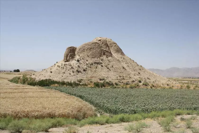 جاذبه تاریخی تپه ضحاک در فسا - گردشگراان شیراز