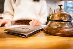 شناخت فصل های شلوغ و خلوت برای رزروهتل- نکات مهم برای رزرو هتل - گردشگران شیراز