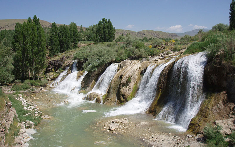 آبشار مرادیه در شهر وان ترکیه - گروه گردشگران شیراز