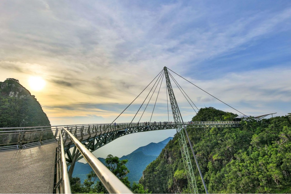 مقایسه سفر به کوالالامپور و لنکاوی-نمایی زیبا از langkawi sky bridge -گردشگران شیراز