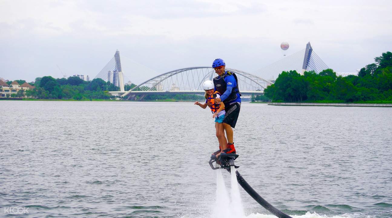 راهنمای جامع تفریحات ماجراجویانه در مالزی-Flyboarding در Putrajaya-گردشگران شیراز