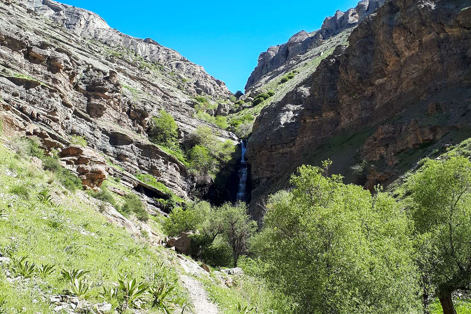 10 آبشار ناشناخته ایران برای سفر تیر ماه - گردشگران شیراز