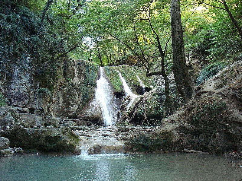 10 آبشار ناشناخته ایران برای سفر تیر ماه - گردشگران شیراز