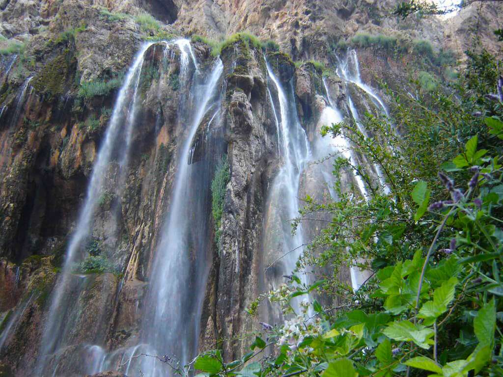 10 آبشار ناشناخته ایران برای سفر تیر ماه - گردشگران شیراز
