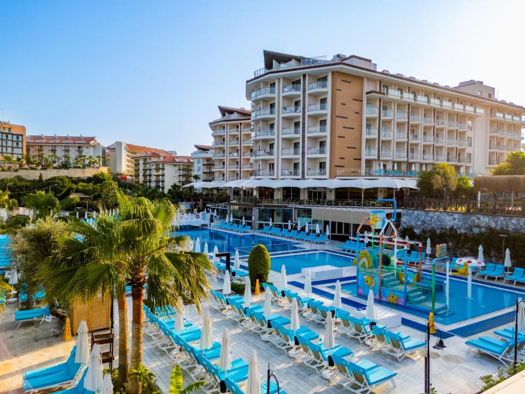 RAMADA RESORT BY WYNDHAM-گردشگران شیراز