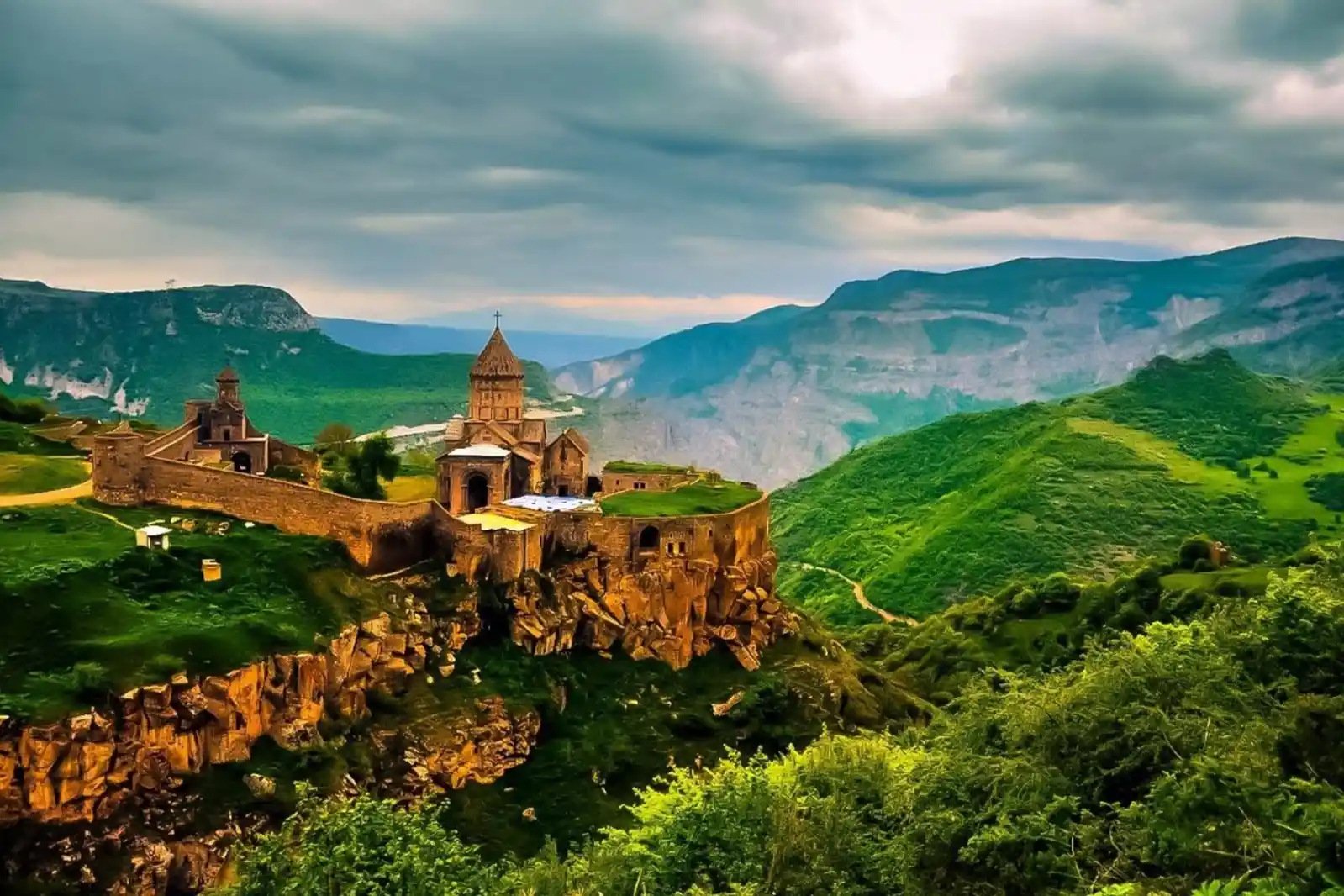 برنامه سفر ۴ روزه ارمنستان-نمایی از سر سبزی ارمنستان-گردشگران شیراز