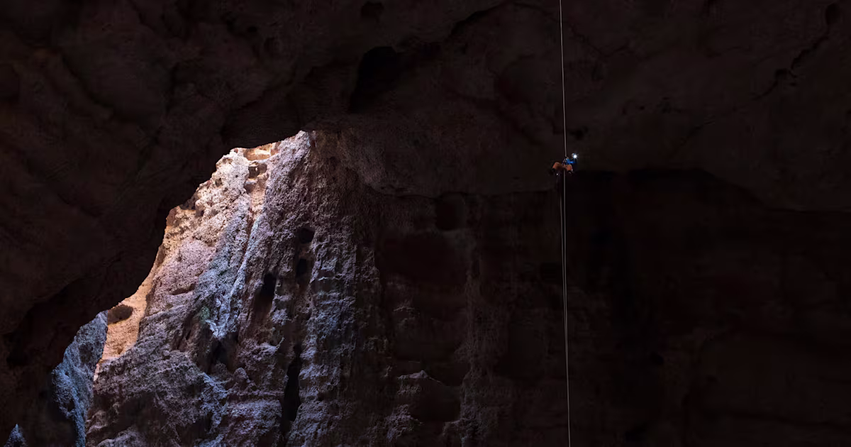 جاذبه های کمتر شناخته شده عمان-نمایی از Alhote Cave-گردشگران شیراز