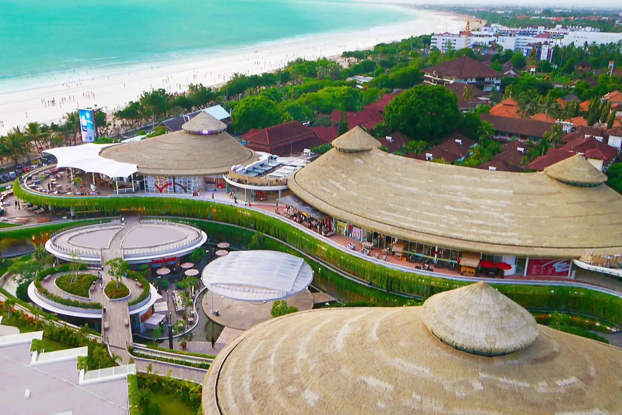 برنامه سفر ۶ روزه بالی-نمایی از Beachwalk Mall Kuta در بالی-گردشگران شیراز