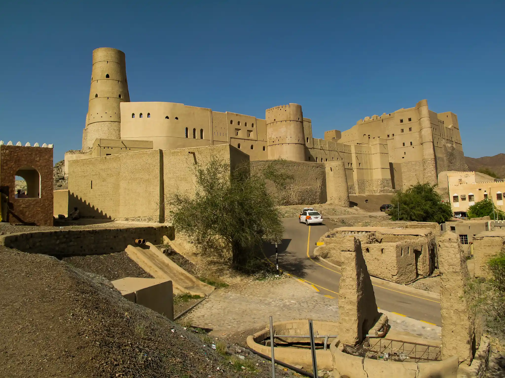 جاذبه های کمتر شناخته شده عمان-نمایی از Behla Castle-گردشگران شیراز