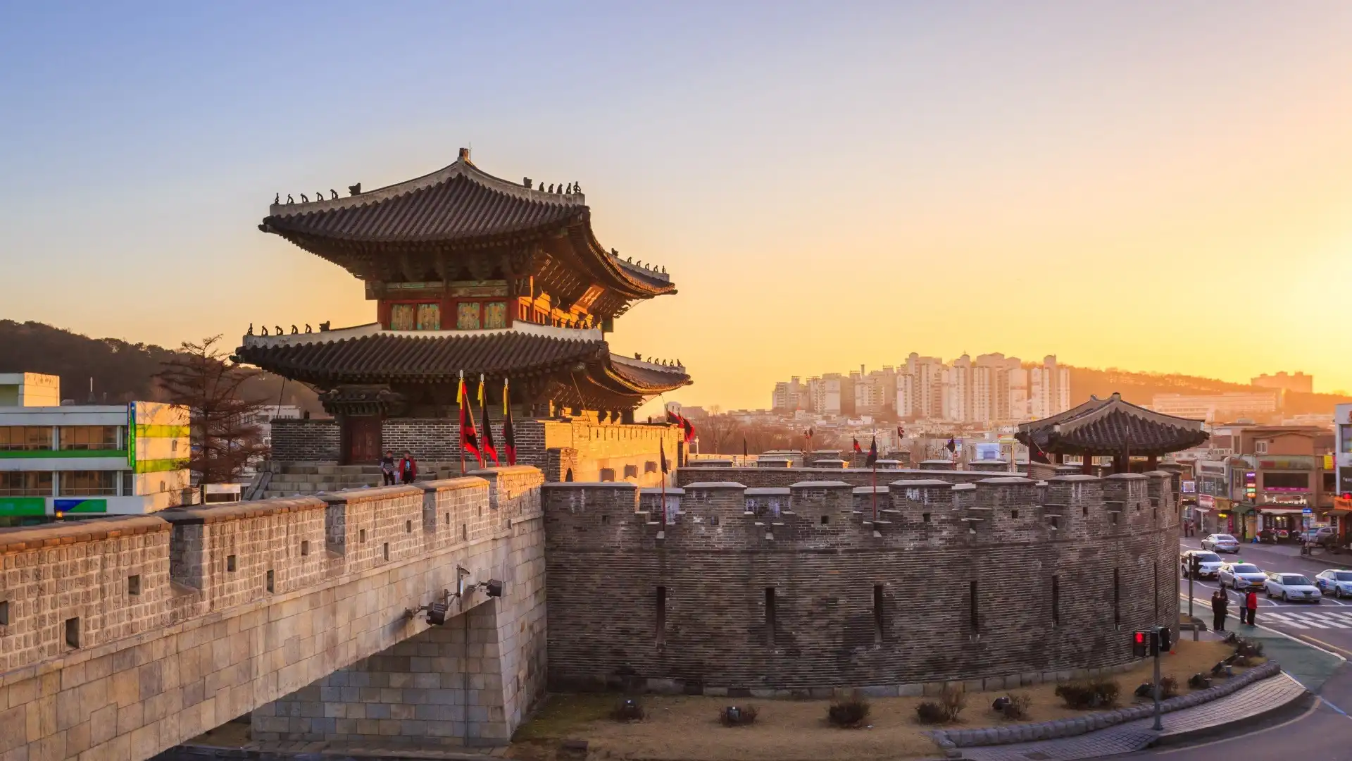 جاذبه های کمتر شناخته شده کره جنوبی-نمایی زیبا از Hwaseong Fortress, Suwon کره جنوبی-گردشگران شیراز