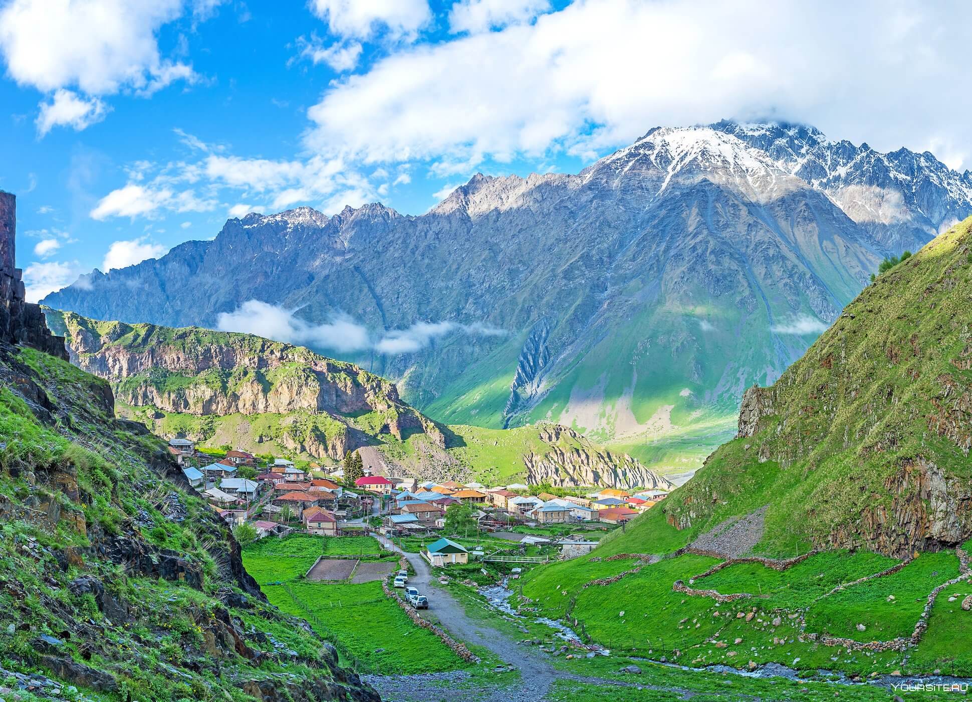 جاذبه های کمتر شناخته شده گرجستان-نمایی از Kazbegi گرجستان-گردشگران شیراز