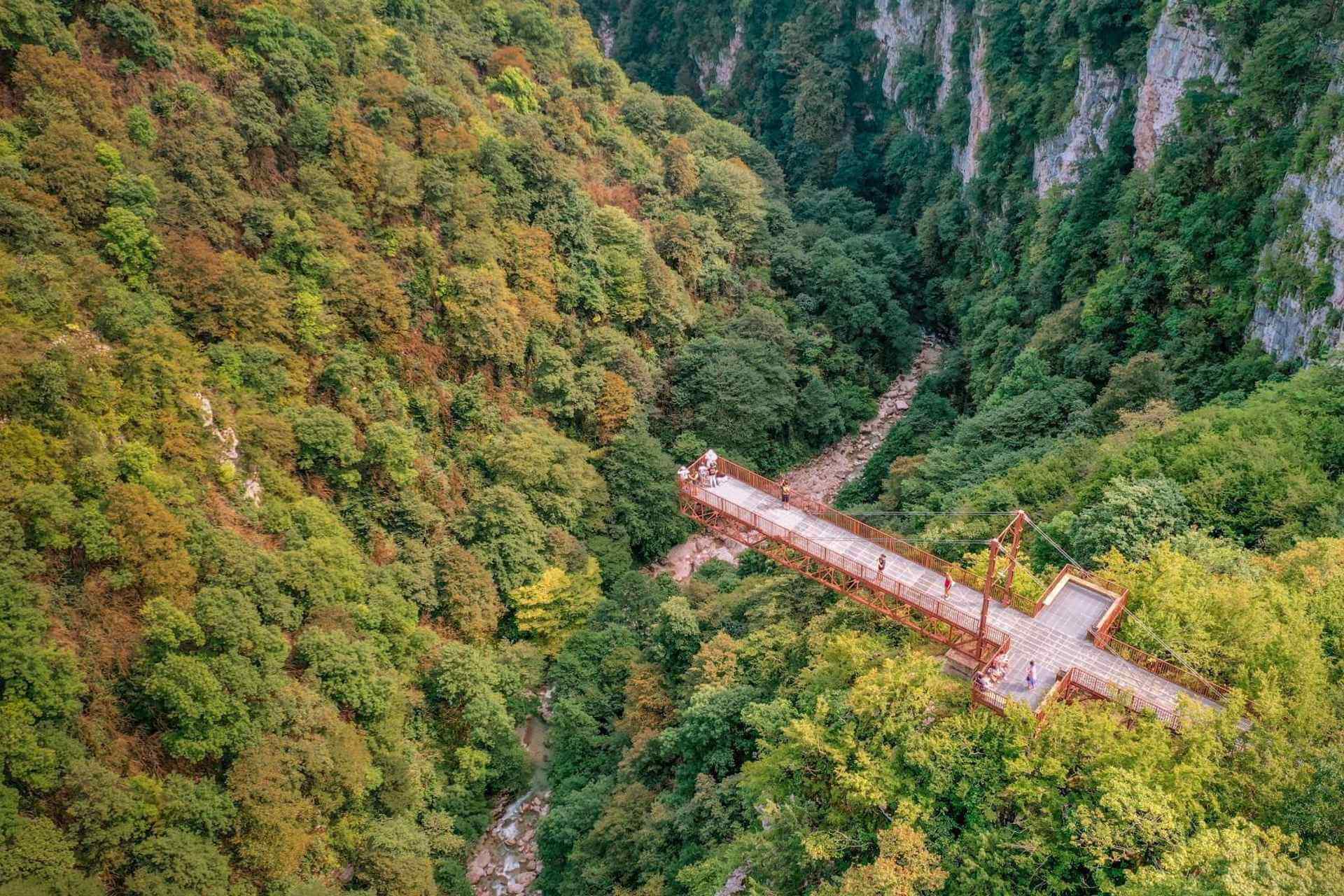 جاذبه های کمتر شناخته شده گرجستان-نمایی از Okatse Canyon گرجستان-گردشگران شیراز