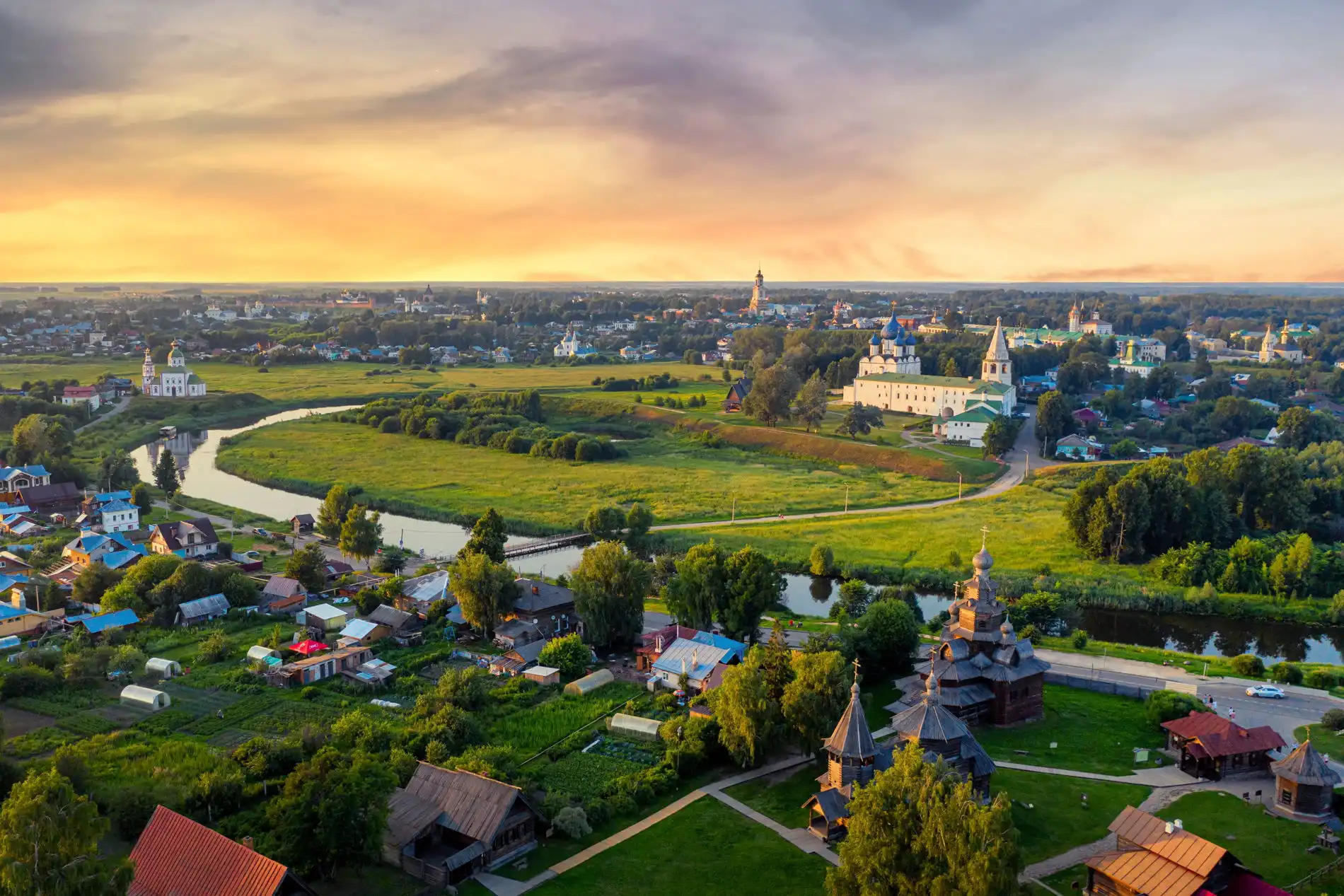 جاذبه های کمتر شناخته شده روسیه-نمایی از Suzdal, Russia-گردشگران شیراز