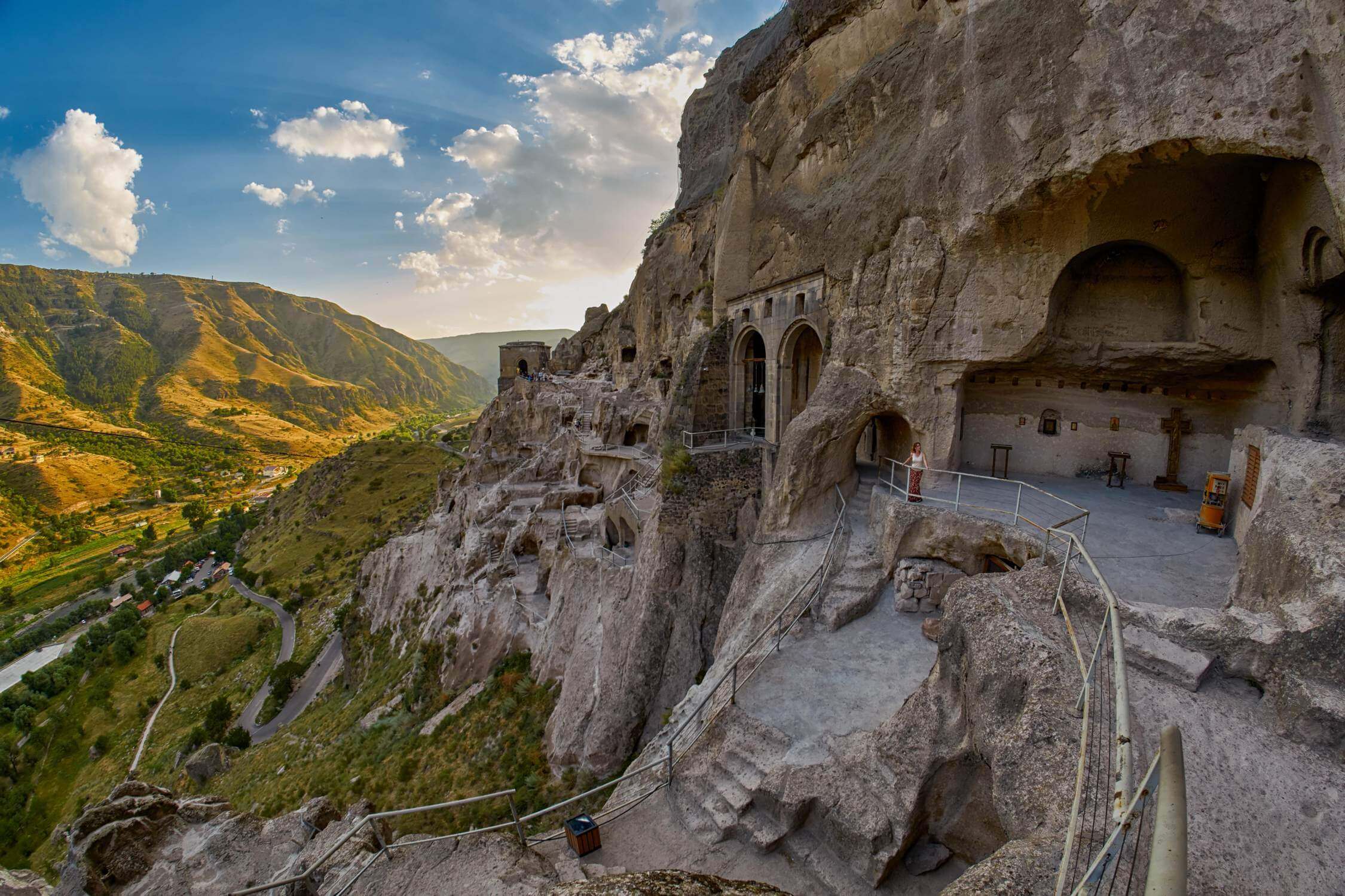 جاذبه های کمتر شناخته شده گرجستان-نمایی از Vardzia گرجستان-گردشگران شیراز