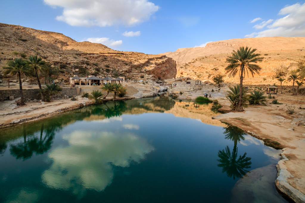 جاذبه های کمتر شناخته شده عمان-نمایی از Wadi Bani Khalid-گردشگران شیراز