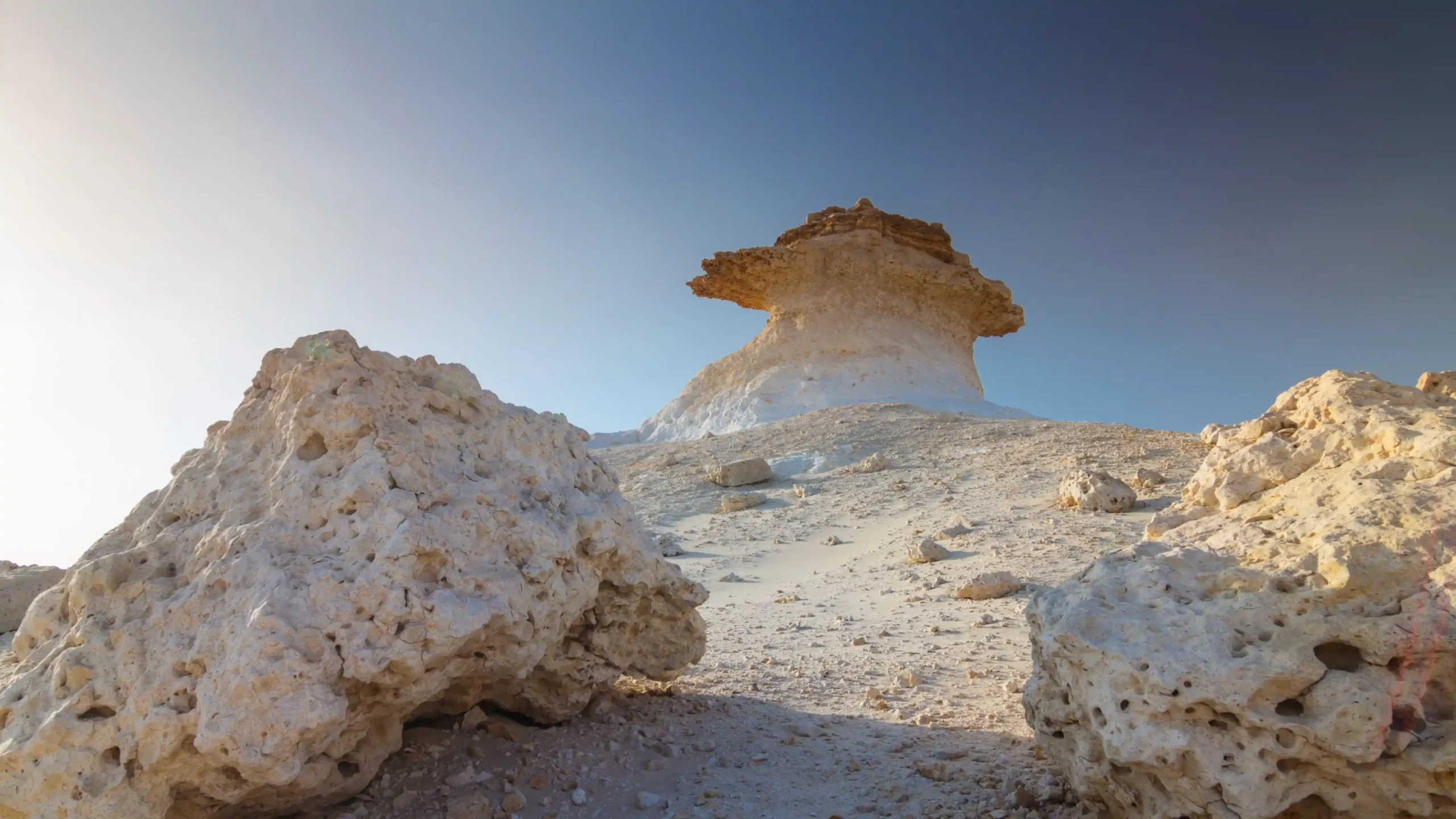 جاذبه های کمتر شناخته شده قطر-نمایی از جاذبه های کمتر شناخته شده قطر-نمایی از Zakrit Rocks های قطر-گردشگران شیراز