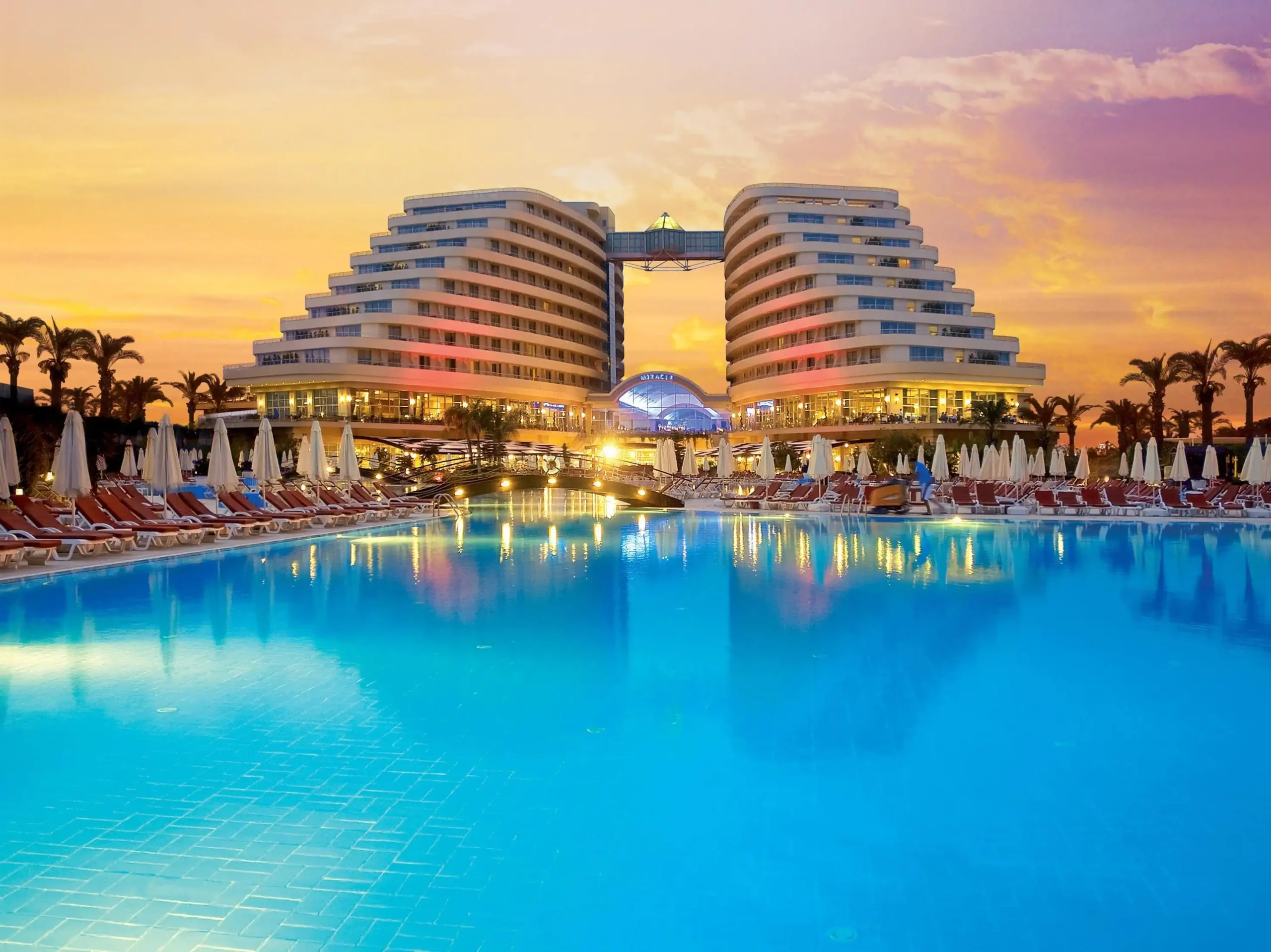 برنامه سفر ۴ روزه به آنتالیا-نمایی از antalya luxury hotel-گردشگران شیراز