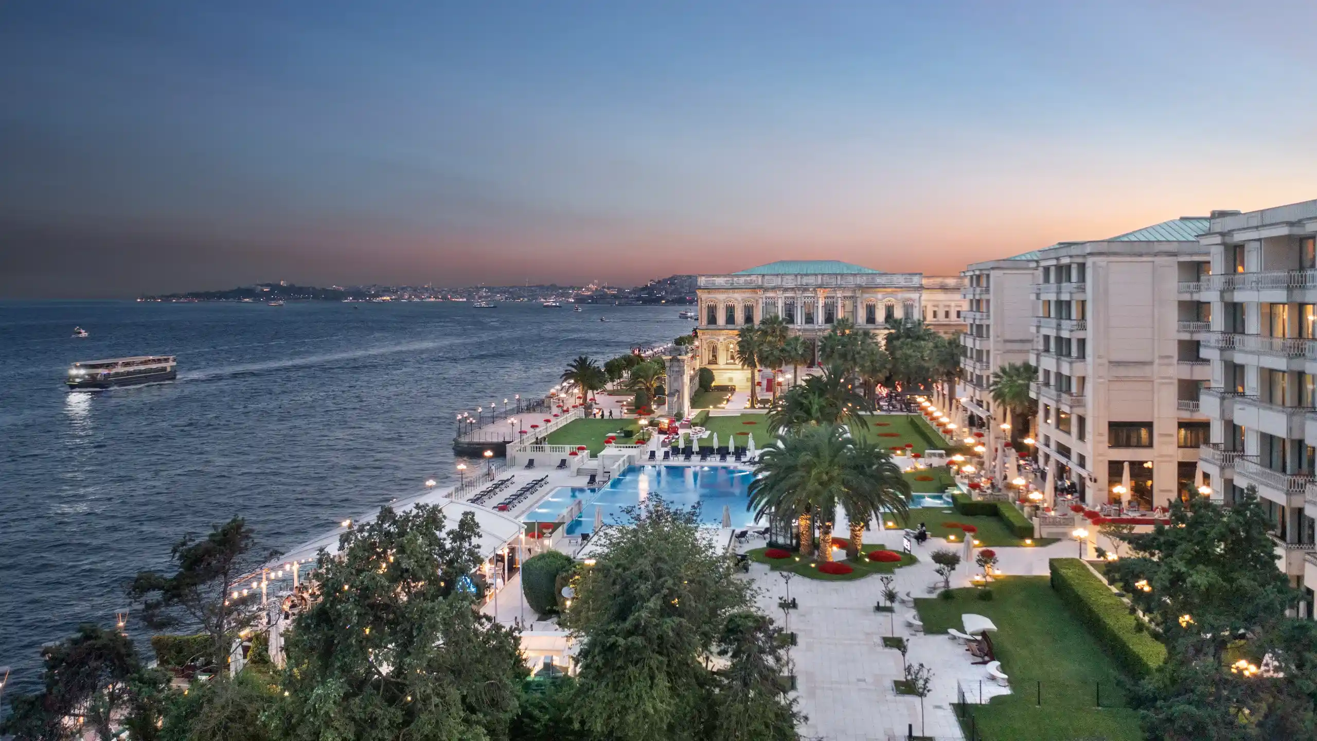 بهترین هتل های استانبول-نمایی از Ciragan Palace Kempinski استانبول-گردشگران شیراز