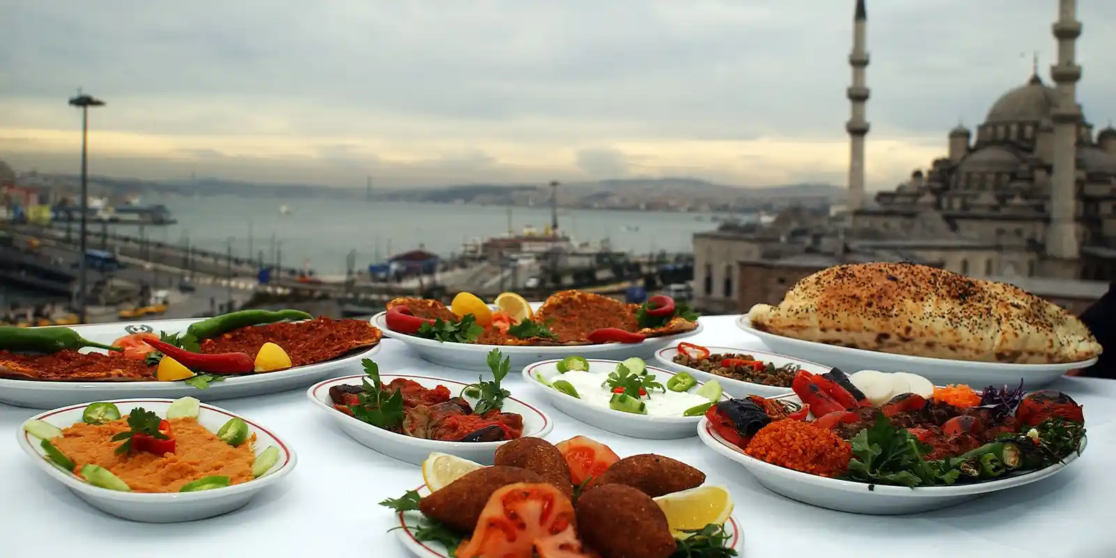 هزینه سفر به استانبول-نمایی از Food in Istanbul-گردشگران شیراز