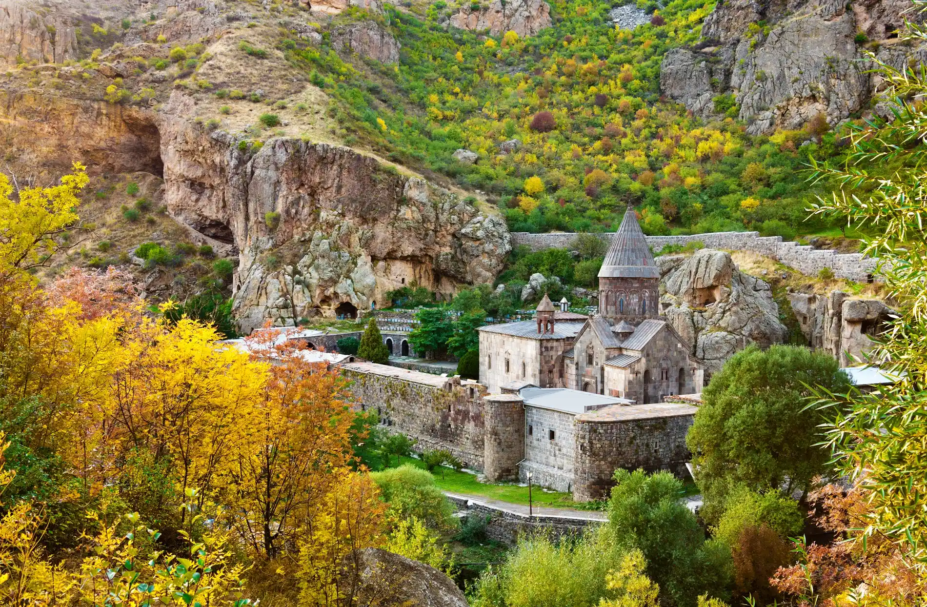 هزینه سفر به ارمنستان-نمایی از Geghard Monastery ارمنستان-گردشگران شیراز
