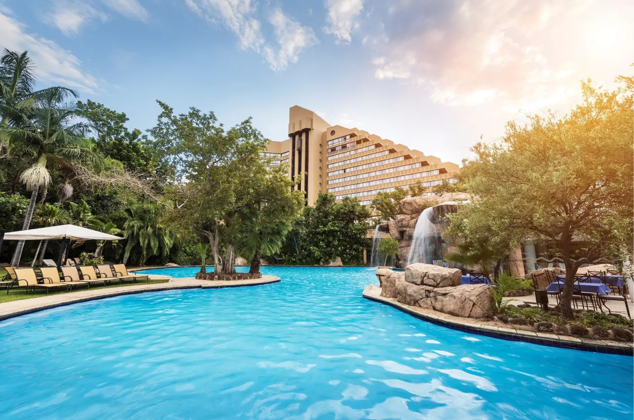THE CASCADES HOTEL-گردشگران شیراز