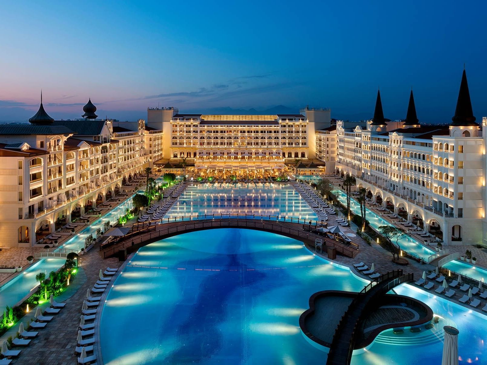 بهترین هتل های آنتالیا-نمایی از Titanic Mardan Palace آنتالیا-گردشگران شیراز