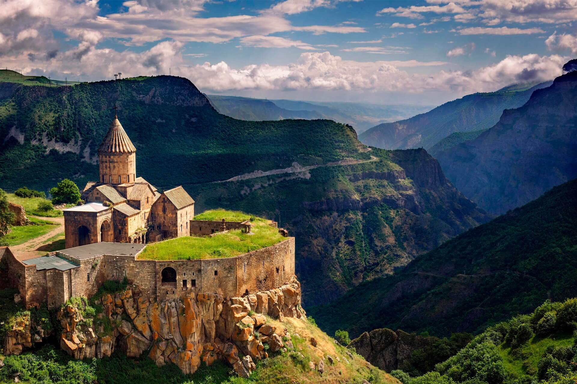 هزینه سفر به ارمنستان-نمایی از ارمنستان-گردشگران شیراز