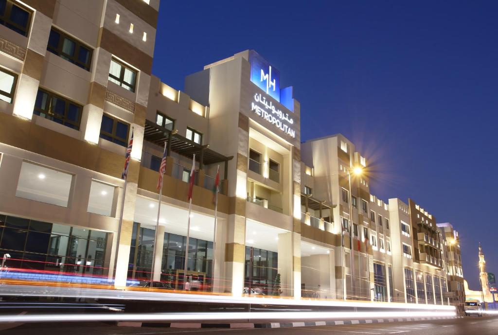 metropolitan dubai-گردشگران شیراز